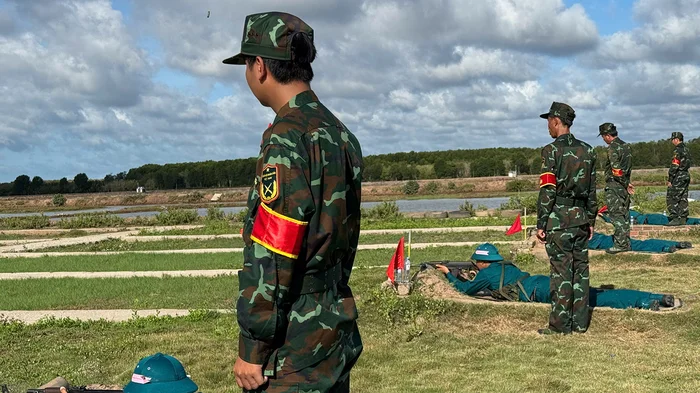 Cà Mau: Chiến sĩ dân quân năm thứ nhất thực hành bắn đạn thật