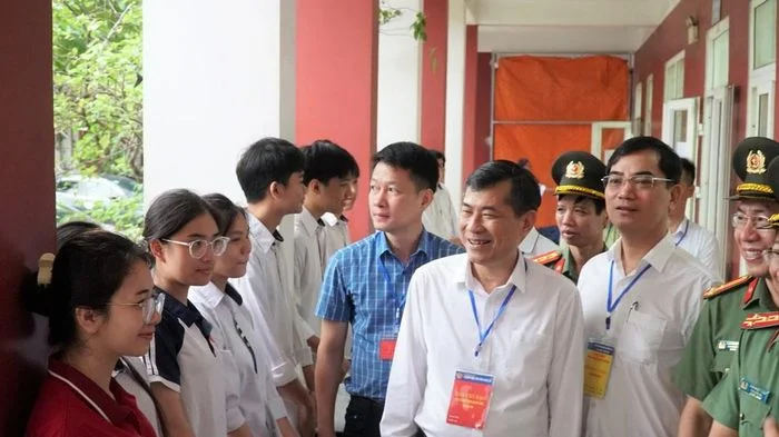 Phó Chủ tịch UBND tỉnh Nghệ An động viên thí sinh tham dự Kỳ thi tốt nghiệp THPT