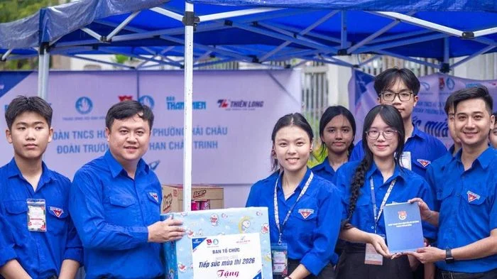 Đồng hành cùng sĩ tử trong ngày thi đầu tiên