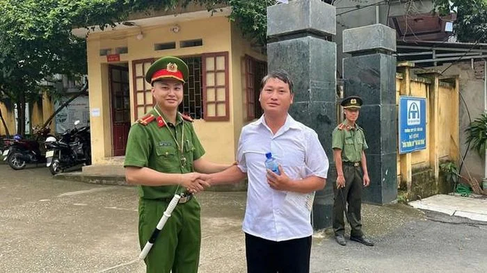 Bí thư Chi bộ 36 tuổi dự thi tốt nghiệp THPT cùng học sinh ở Lào Cai