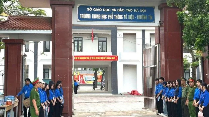 Kỳ thi tốt nghiệp THPT năm 2026 tại điểm thi Trường THPT Tô Hiệu (Hà Nội) khép lại an toàn, nghiêm túc