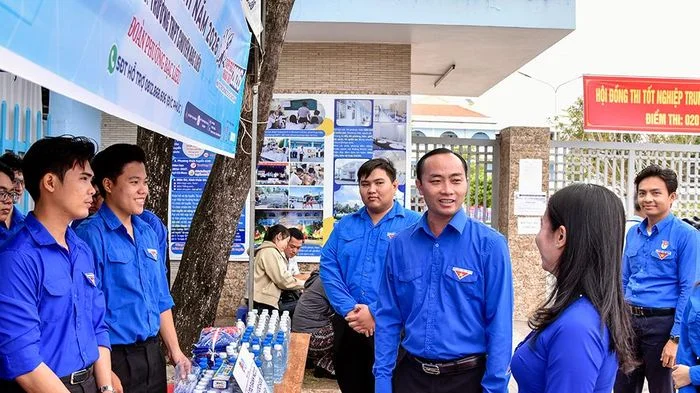 Sắc áo xanh 'tiếp lửa' trường thi
