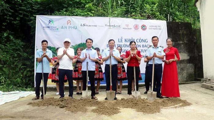 Lễ khởi công điểm trường thôn Bách Sơn, xã Minh Ngọc