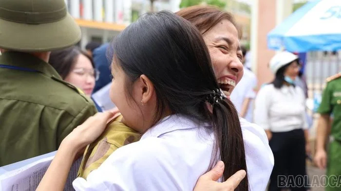 Mỗi phụ huynh là một điểm tựa tinh thần cho sĩ tử