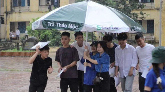 'Nhịp cầu ô xanh' giúp sĩ tử Thủ đô vượt mưa lớn