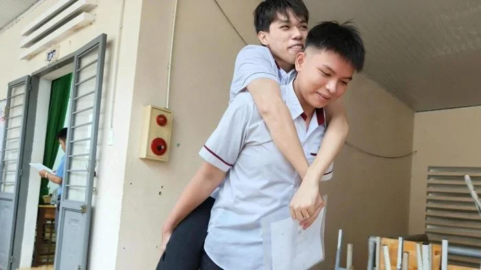 Cõng bạn đến phòng thi