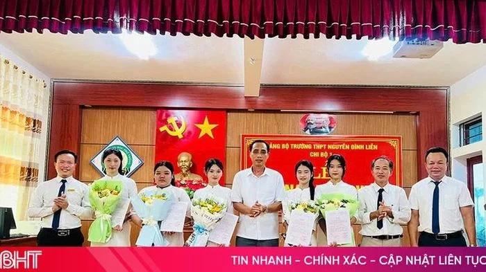 Tuổi 18 và niềm tin dưới cờ Đảng