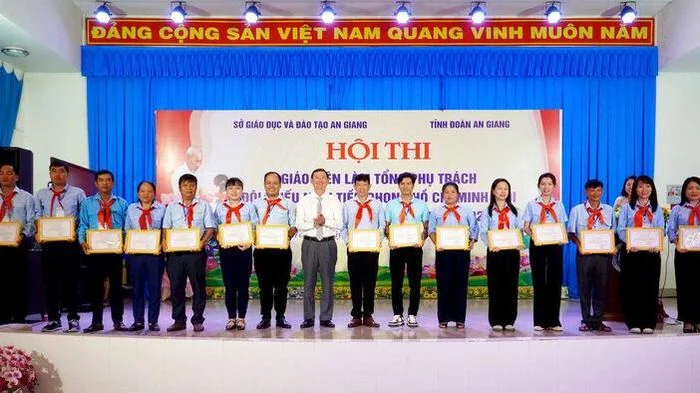 Người giữ lửa phong trào Đội