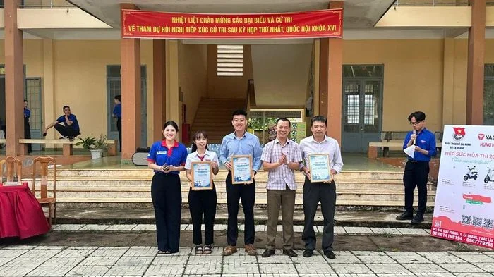 Sĩ tử Đắk Lắk ấm lòng với suất cơm miễn phí từ các y, bác sĩ