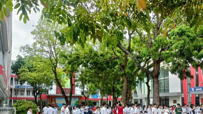 Phụ huynh đồng hành cùng sĩ tử trong kỳ thi tốt nghiệp THPT 2026