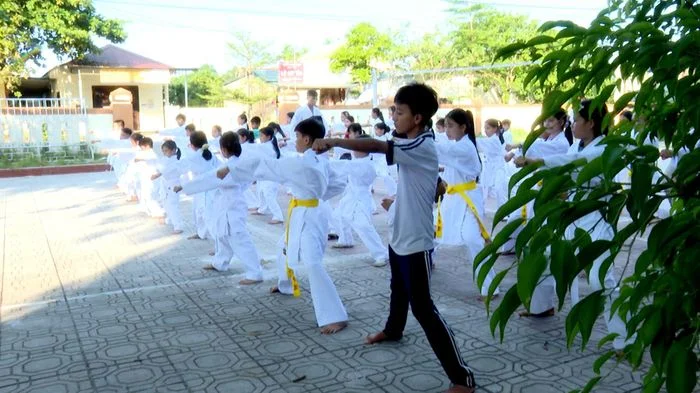 Sân chơi mùa hè cho trẻ em nông thôn