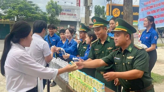 Tuổi trẻ Biên phòng tiếp sức sĩ tử vùng biên