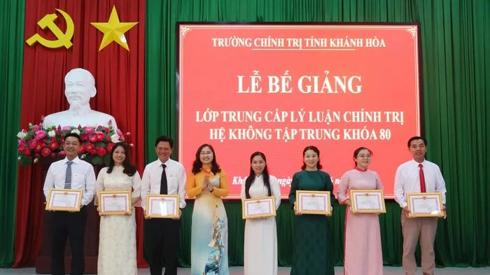 Bế giảng lớp trung cấp lý luận chính trị hệ không tập trung khóa 80