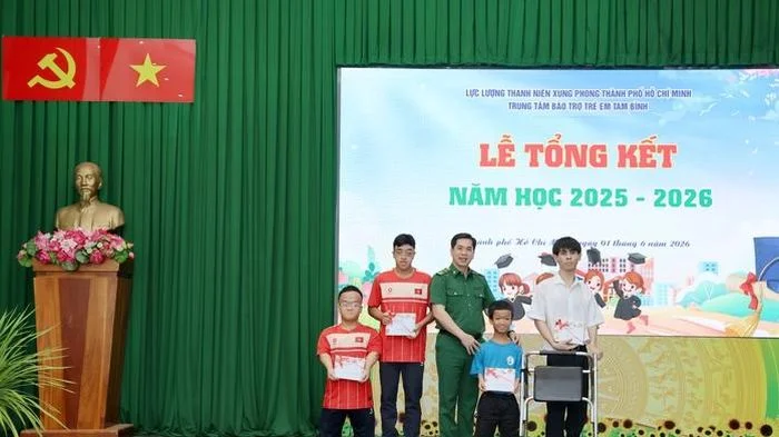 Mỗi năm học khép lại là một hành trình vượt khó đầy ý nghĩa