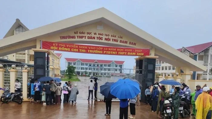 Hơn 3.300 thí sinh 'đội mưa' làm thủ tục dự thi vào lớp 10 tại Đắk Lắk