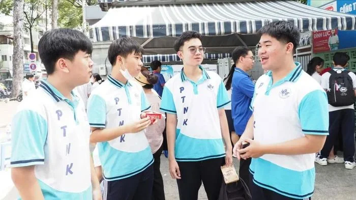 Thí sinh thích thú với đề Văn về quyền lực công nghệ