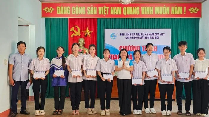 Trao quà khuyến học, nâng bước tương lai cho học sinh vùng biển Quảng Trị