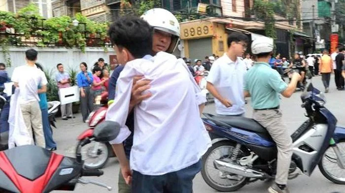 Người cha 18 năm làm đôi chân cho con, người bà 80 tuổi và những người thân thấp thỏm chờ sĩ tử thi tốt nghiệp THPT