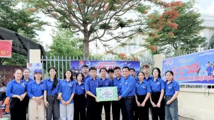 Thường trực Thành đoàn thăm, động viên các đội hình tình nguyện tiếp sức mùa thi