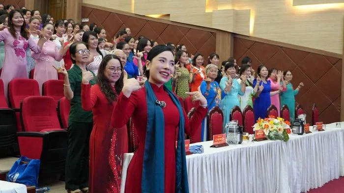 Hơn 300 phụ nữ phường Tân Đông Hiệp rèn luyện phong thái tự tin chào mừng Đại hội