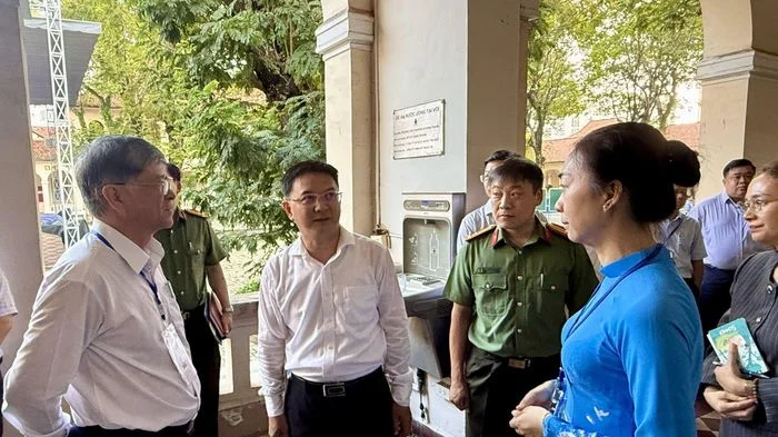 Lãnh đạo TP Hồ Chí Minh kiểm tra, động viên thí sinh thi tốt nghiệp THPT