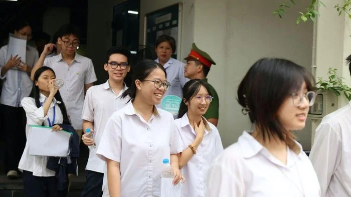 Thi tốt nghiệp THPT 2026: Sĩ tử phấn khởi sau bài thi môn Văn, tự tin đạt điểm 9