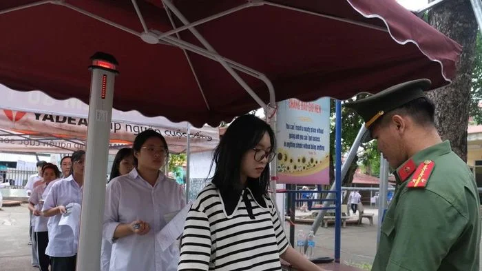 'Cửa từ' nhắc thí sinh không mang điện thoại, tài liệu vào phòng thi