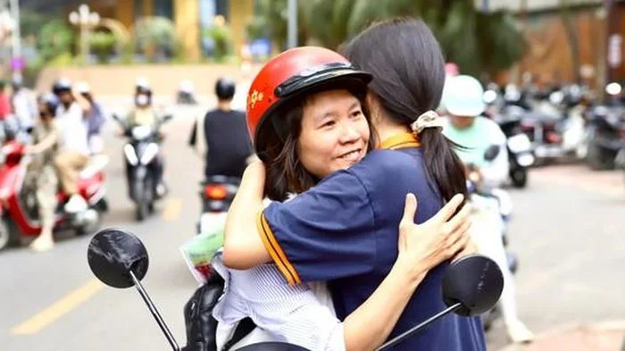 Gửi trọn niềm tin qua những cái ôm nơi cổng trường thi tốt nghiệp THPT 2026