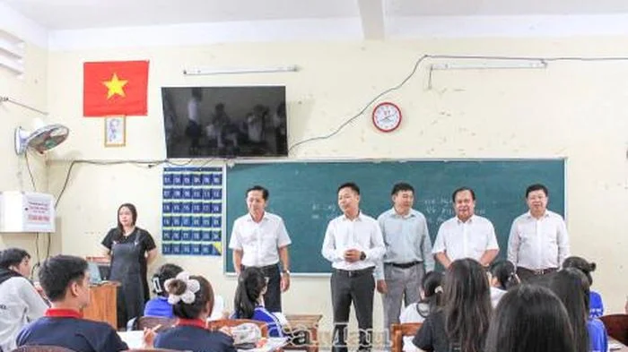 Thứ trưởng Bộ GD&ĐT Lê Quân kiểm tra công tác chuẩn bị thi tốt nghiệp THPT 2026 tại Cà Mau