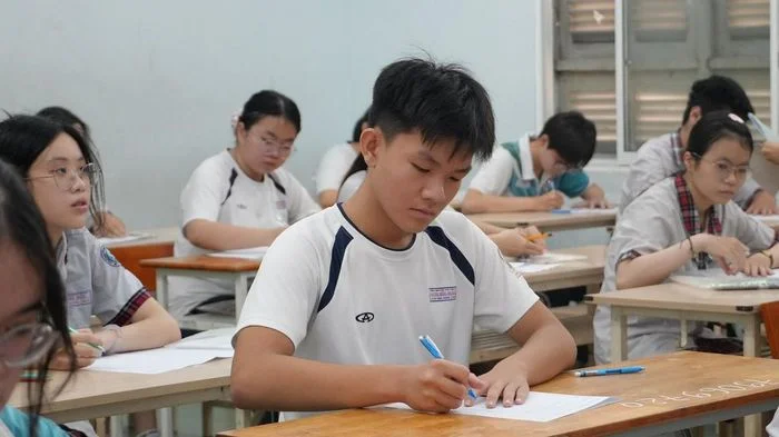 Thi tốt nghiệp THPT 2026: Nhiều thí sinh tại TPHCM 'than' đề thi Ngữ văn khó