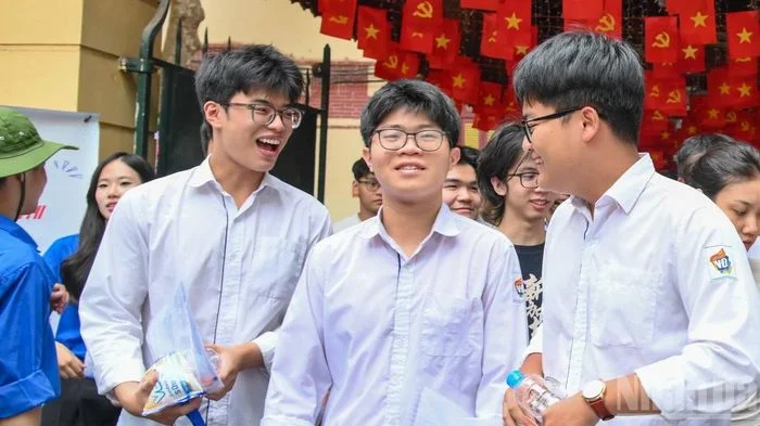 [Ảnh] Thí sinh hoàn thành môn đầu tiên trong kỳ thi tốt nghiệp trung học phổ thông năm 2026