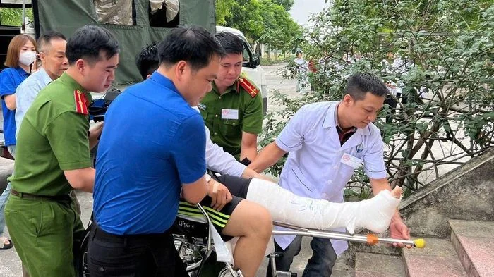 Thí sinh bị ngã gãy chân được đưa đến điểm thi bằng phương tiện đặc biệt