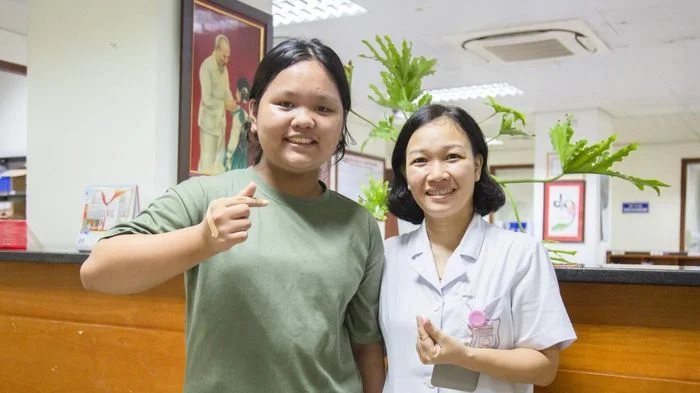 Cô bé ung thư máu 'ôm' sách vở tự học trên giường bệnh