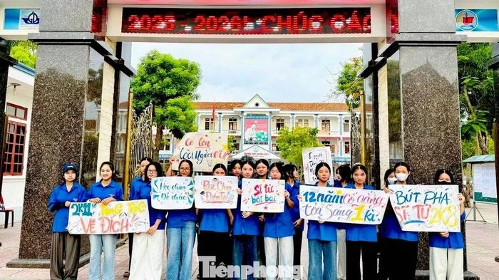 Áo xanh 'dầm mưa, đội nắng' tiếp sức sĩ tử 'vượt vũ môn'