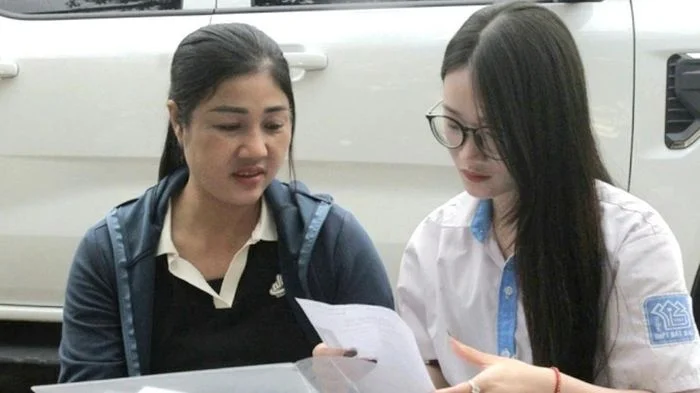 Sáng nay, hơn 1,2 triệu thí sinh bước vào môn đầu tiên kỳ thi tốt nghiệp THPT năm 2026