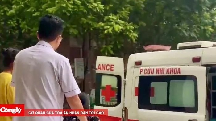 Xe cứu thương đưa nữ sinh vừa mổ ruột thừa đến điểm thi lớp 10