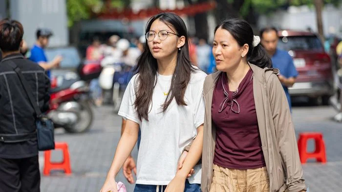 Phụ huynh sốt sắng giữ chỗ trường tư, 'nín thở' chờ kết quả vào lớp 10 công lập