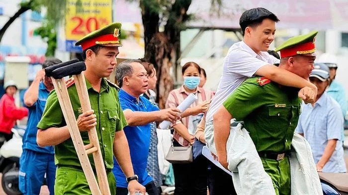 Công an hỗ trợ cõng thí sinh đến tận phòng thi