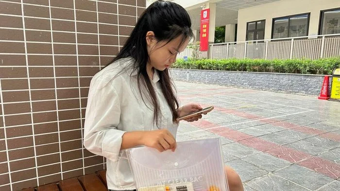 Mang điều khiển điều hòa đi thi để 'cầu đỗ', nữ sinh Hà Nội nói lý do bất ngờ