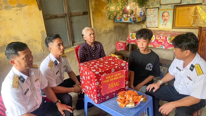 Trung tâm Huấn luyện Vùng 4 Hải quân thăm, tặng quà con ngư dân dịp 1-6