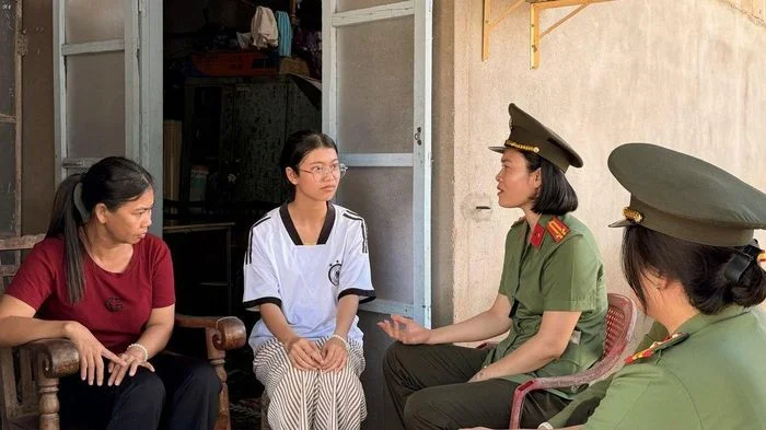 Cô gái sống trong căn nhà tôn chật chội có nhiều 'người mẹ' không cùng huyết thống