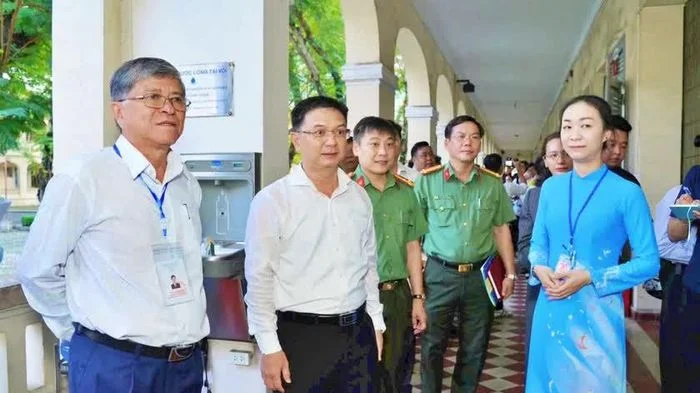 Lãnh đạo UBND Thành phố Hồ Chí Minh động viên thí sinh dự thi tốt nghiệp trung học phổ thông