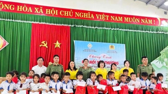 Nâng bước học trò vùng cao