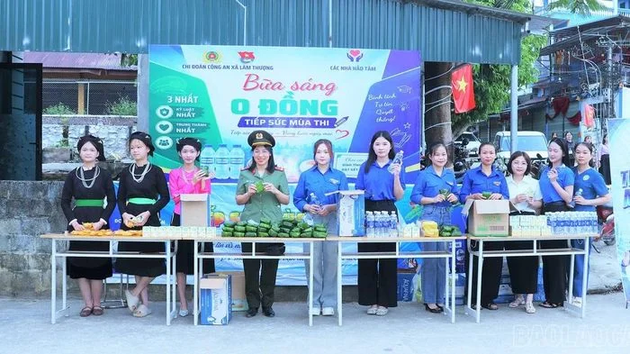 Công an Lào Cai đồng hành, tiếp sức sĩ tử trong ngày thi đầu tiên