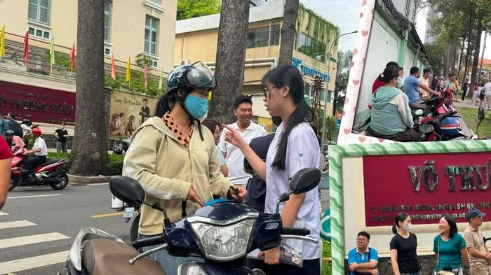 Thi tuyển sinh lớp 10 TP.HCM: Đi thi mới hiểu lòng cha mẹ