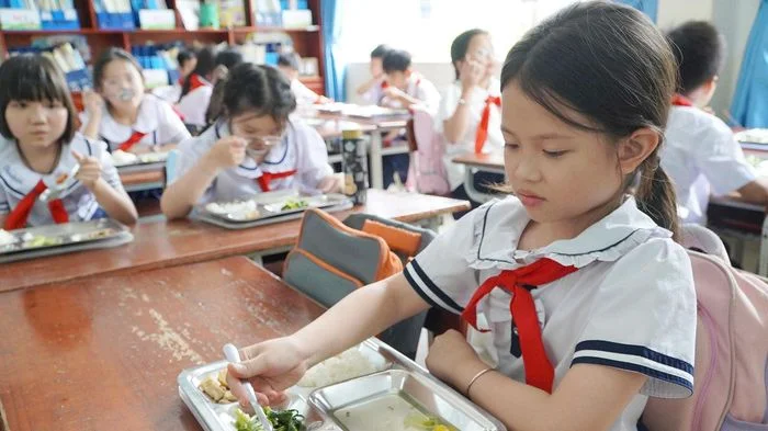 Tổ chức bữa ăn trưa cho học sinh tiểu học, THCS các xã biên giới