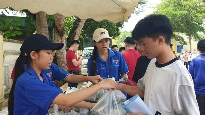 Ấm lòng những suất cơm tiếp sức sĩ tử vượt vũ môn