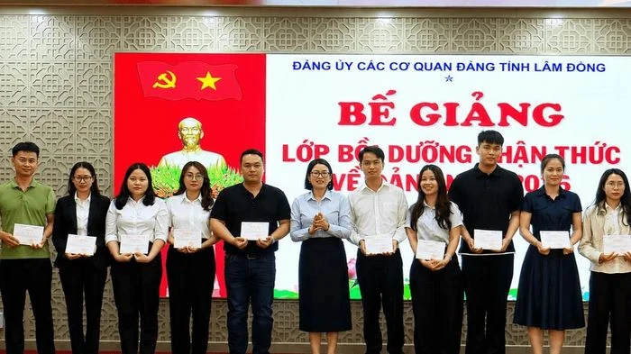 50 quần chúng ưu tú hoàn thành lớp bồi dưỡng nhận thức về Đảng