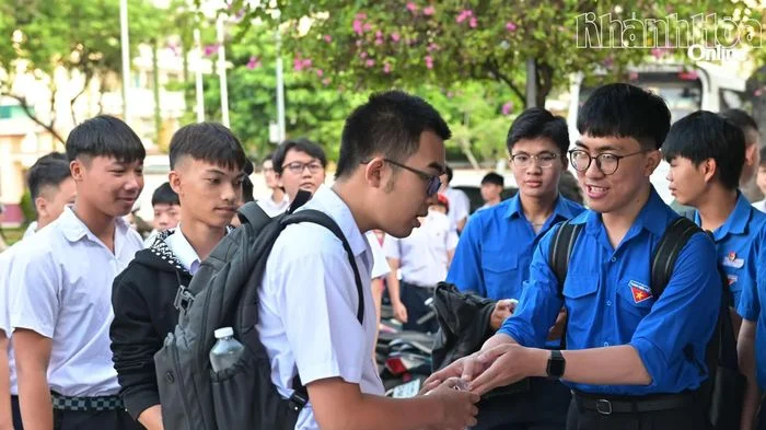 Áo xanh tình nguyện tiếp sức mùa thi