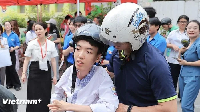 Xúc động hình ảnh người cha tần tảo 18 năm làm 'đôi chân' cho sỹ tử đặc biệt